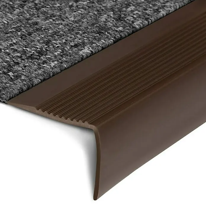 Floordirekt Treppenkantenprofil Seattle 120 cm Braun - Kunststoff, Braun, 120 x 4,2 cm - Nahaufnahme einer braunen Treppenkantenprofil mit grauer Teppichoberfläche. Robuster Schutz und rutschfeste Sicherheit für Treppen.