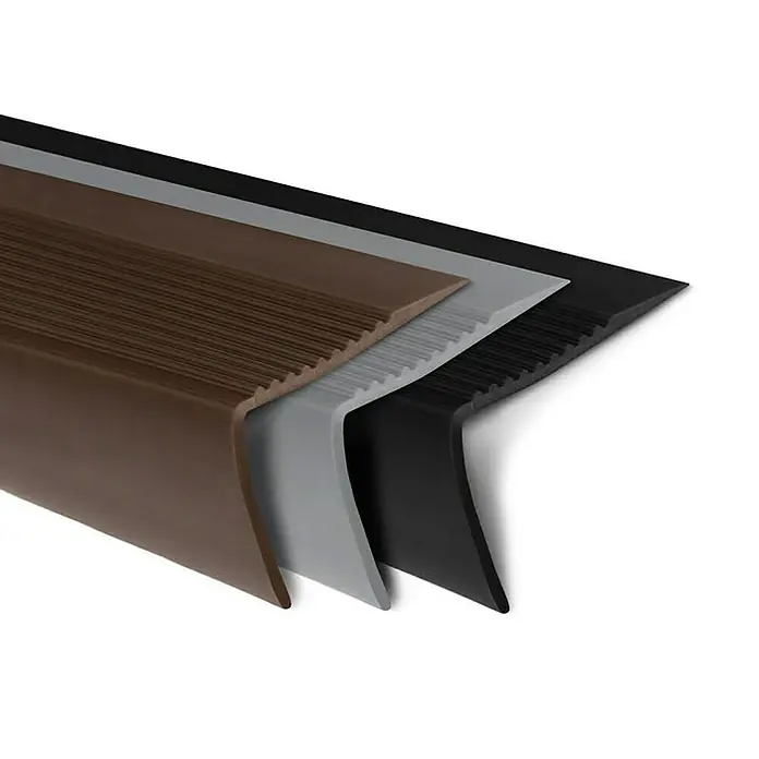 Floordirekt Treppenkantenprofil Seattle 120 cm Braun - Kunststoff, Braun, 120 x 4,2 cm - Diese Aufnahme zeigt ein paar Stufenkantenprofile in Braun, Grau und Schwarz, die sich ideal für einen sicheren und stilvollen Abschluss eignen.