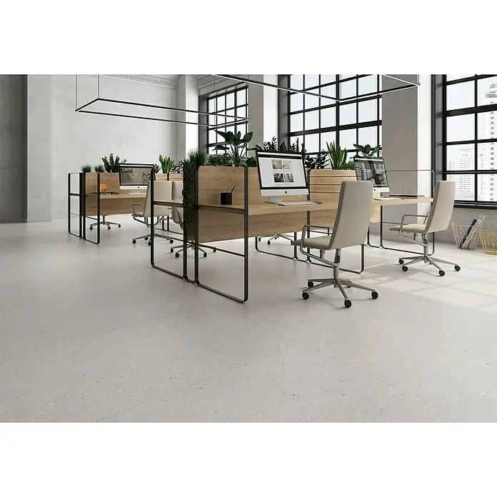 Pavimento porcelánico Balance - 90 x 90 cm, Blanco, Mate - Una oficina moderna con escritorios de madera, plantas y sillas de oficina ergonómicas. La decoración crea un ambiente de trabajo agradable.