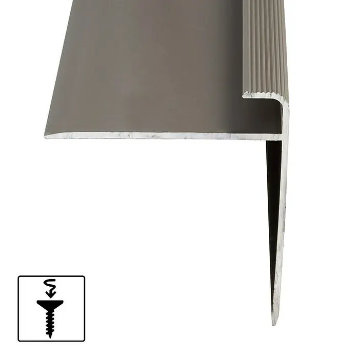 Floordirekt Treppenkantenprofil Safety 134 cm Bronze Dunkel - Aluminium, Bronze Hell, Eloxiert - Detailaufnahme eines Treppenkantenprofils aus Aluminium. Es wird mit Schrauben befestigt und ist robust und langlebig.