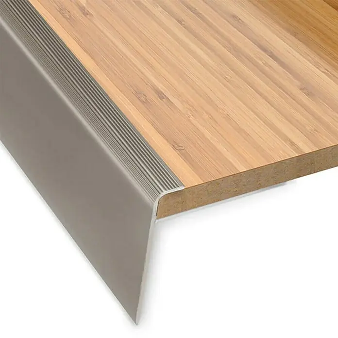 Floordirekt Treppenkantenprofil Safety 134 cm Bronze Dunkel - Aluminium, Bronze Hell, Eloxiert - Nahaufnahme eines Treppenkantenprofils aus Aluminium auf einer Holzstufe, das für mehr Sicherheit und ein stilvolles Aussehen sorgt.
