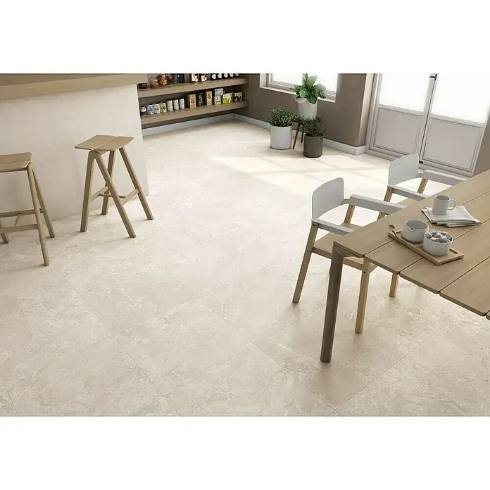 Pavimento porcelánico Avalon Rock - 60 x 60 cm, Arena, C-3 Antideslizante, Mate - Interior elegante con baldosas cerámicas claras que iluminan el espacio y crean un ambiente cálido y acogedor.