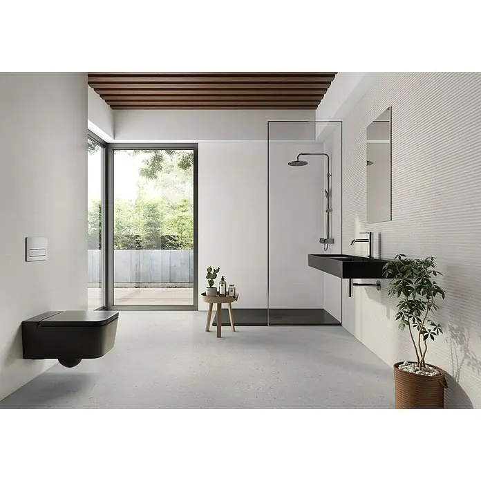 Pavimento porcelánico Balance - 90 x 90 cm, Gris, Mate - Elegante baño con un inodoro suspendido moderno y una elegante combinación de tocador negro.