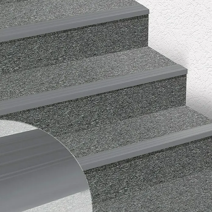 Floordirekt Treppenkantenprofil Michigan 120 cm Grau - Kunststoff, Grau, 120 x 4,2 cm - Nahaufnahme von grauen Treppenstufen mit rutschfesten Kantenprofilen, ideal für mehr Sicherheit und modernes Design im Innenbereich.