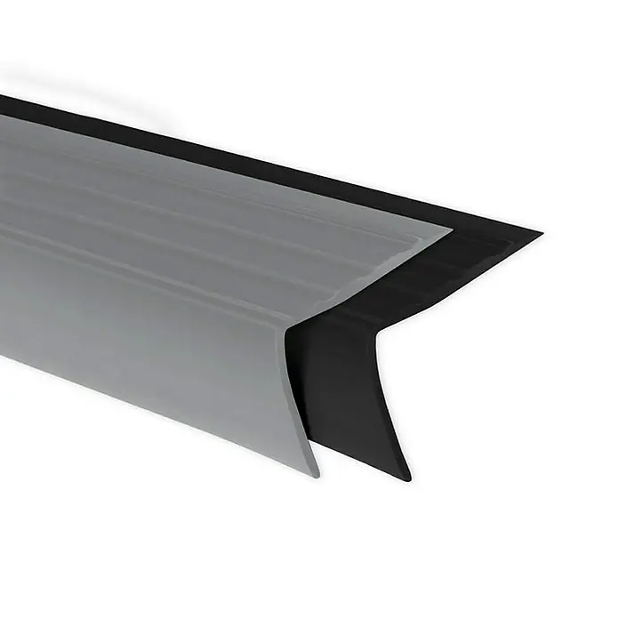 Floordirekt Treppenkantenprofil Michigan 120 cm Grau - Kunststoff, Grau, 120 x 4,2 cm - Detailaufnahme einer grauen und schwarzen Türdichtung, die für den Schutz vor Zugluft und Lärm entwickelt wurde. Ideal zur Abdichtung von Türen.