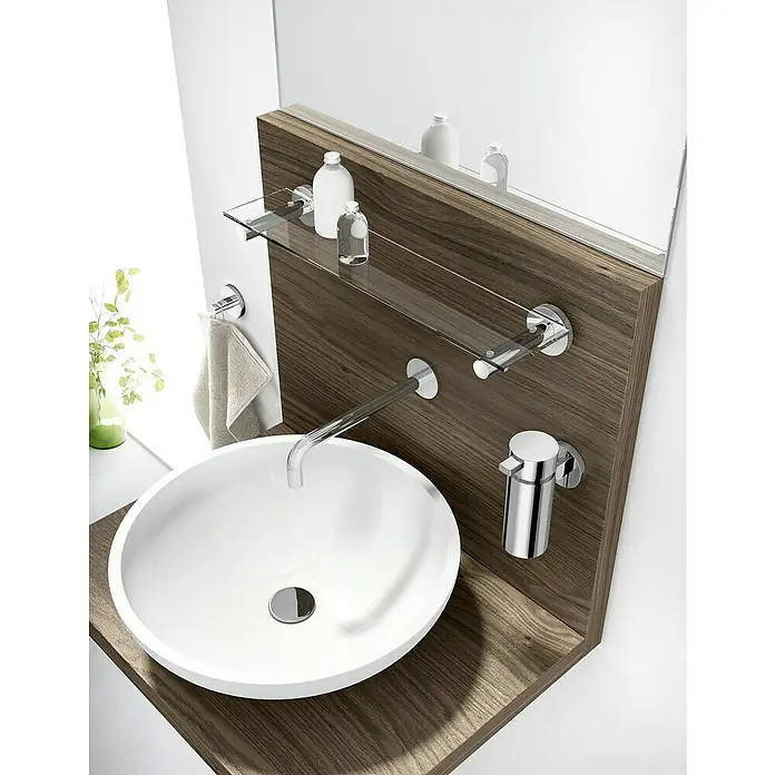 Zack Scala Handtuchhaken - Edelstahl, Glänzend - Badezimmerwaschbecken mit Armatur, Seifenspender und Glasablage an einer Holzwand für ein stilvolles und modernes Ambiente.