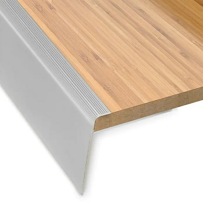Floordirekt Treppenkantenprofil Safety 134 cm Silber - Aluminium, Silber, Eloxiert - Nahaufnahme eines Treppenkantenprofils aus Aluminium auf einer Holzstufe.