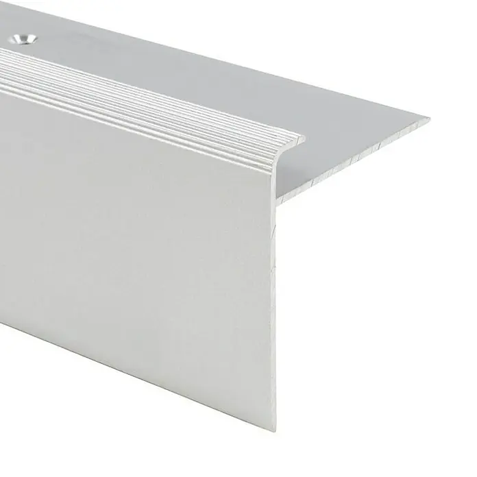 Floordirekt Treppenkantenprofil Safety 134 cm Silber - Aluminium, Silber, Eloxiert - Nahaufnahme eines silberfarbenen Treppenkantenprofils aus Aluminium mit geriffelter Oberfläche für mehr Sicherheit und modernes Design.