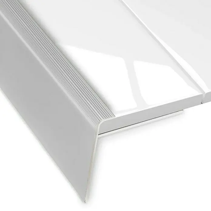 Floordirekt Treppenkantenprofil Safety 134 cm Silber - Aluminium, Silber, Eloxiert - Detailaufnahme einer weißen Treppenkante mit rutschfester Oberfläche, die Sicherheit und Eleganz vereint. Ideal für moderne Innenräume.