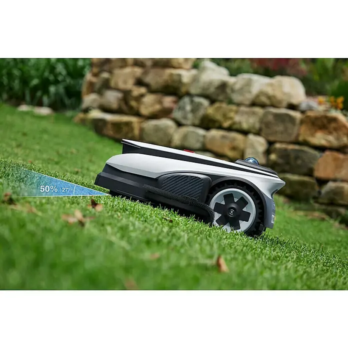 Ecovacs Goat Mähroboter A3000 LiDAR Pro - 3.000 m², Schnittbreite: 33 cm, Laser-gestützte Navigation, LiDAR - Ein Rasenmähroboter von Worx in Aktion, der einen grünen Hügel hinaufklettert. Er bewältigt Steigungen bis zu 50% mühelos.