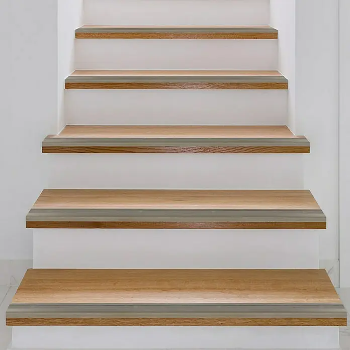 Floordirekt Treppenkantenprofil Glory 100 cm Bronze Hell - Aluminium, Bronze Dunkel, Eloxiert - Diese Aufnahme zeigt eine Treppe mit Holzstufen und weißen Setzstufen. Die Treppe ist hell und modern gestaltet.