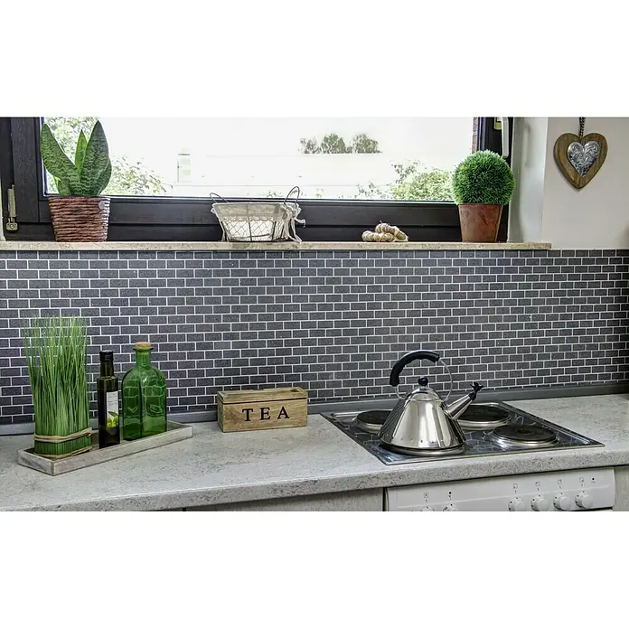 Mosaikfliese Brick Artifical XCM ASMB3 - 30 x 30 cm, Grau, Glänzend - Die Küchenarbeitsplatte ist mit stilvollen Accessoires und Kochutensilien dekoriert. Ein Teekessel steht auf dem Herd.
