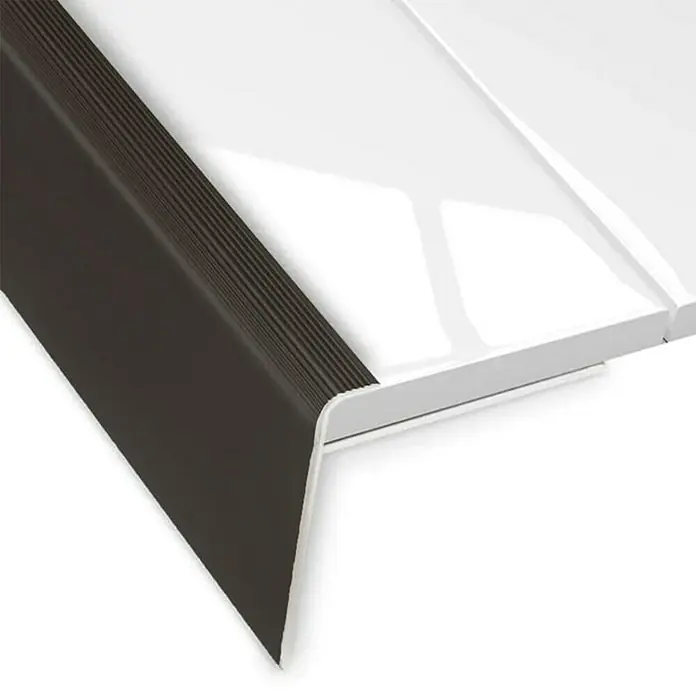 Floordirekt Treppenkantenprofil Safety 90 cm Bronze Hell - Aluminium, Bronze Dunkel, 90 x 5,3 cm, Eloxiert - Abbildung eines Treppenkantenprofils in Braun, das auf einer weißen Oberfläche befestigt ist. Ideal für sicheren Halt auf Treppen.
