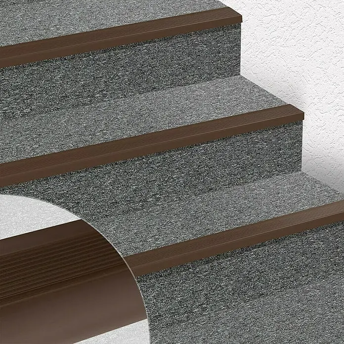 Floordirekt Treppenkantenprofil Seattle 100 cm Braun - Kunststoff, Braun, 100 x 4,2 cm - Nahaufnahme von Treppenstufen mit braunen, geriffelten Kanten für zusätzlichen Halt und Sicherheit beim Auf- und Absteigen.