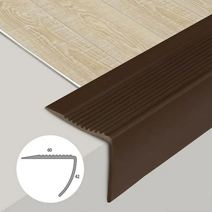Floordirekt Treppenkantenprofil Seattle 100 cm Braun - Kunststoff, Braun, 100 x 4,2 cm - Bild eines braunen Treppenprofils für den Innenbereich mit rutschfester Oberfläche und Querschnittzeichnung zur Veranschaulichung.
