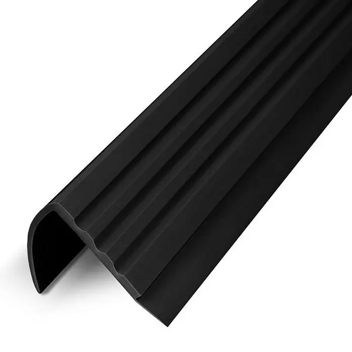 Floordirekt Treppenkantenprofil Michigan 100 cm Schwarz - Kunststoff, Schwarz, 100 x 4,2 cm - Schwarzes Winkelprofil mit geriffelter Oberfläche für Treppen und Ecken zum Schutz und zur Rutschhemmung.