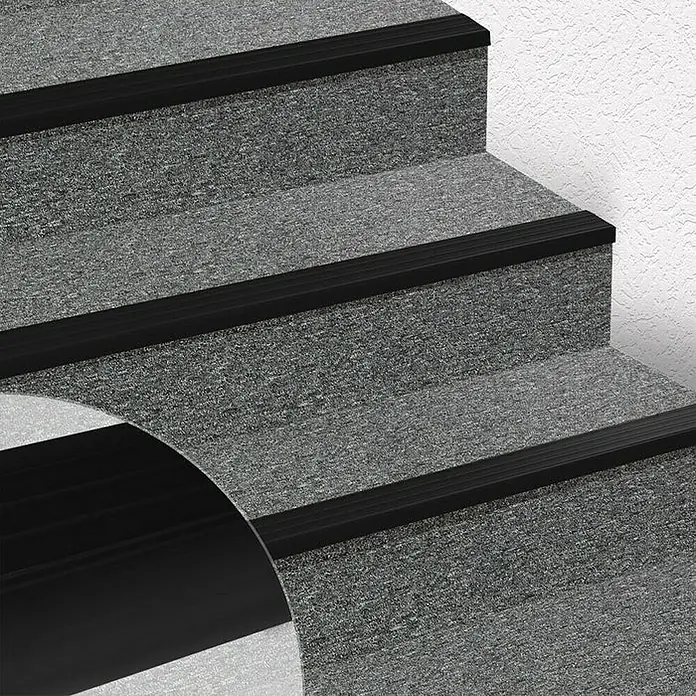 Floordirekt Treppenkantenprofil Michigan 100 cm Schwarz - Kunststoff, Schwarz, 100 x 4,2 cm - Bild von Treppenstufen mit schwarzen Antirutschstreifen, die für mehr Sicherheit auf den Stufen sorgen und das Ausrutschen verhindern.