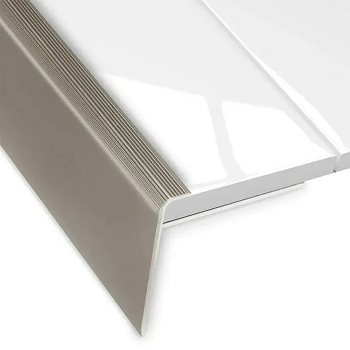 Floordirekt Treppenkantenprofil Safety 90 cm Bronze Dunkel - Aluminium, Bronze Hell, Eloxiert - Detailaufnahme einer Treppenkante mit einem robusten, beigefarbenen Profil, das für mehr Sicherheit und ein stilvolles Erscheinungsbild sorgt.