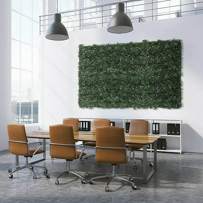 Floordirekt Kunstpflanze Pflanzenwand Maple 50 x 50 cm - Blütenfarbe: Grün, Kunststoff - Das Bild zeigt ein modernes Konferenzzimmer mit einem großen grünen Wandpaneel, das einen Hauch von Natur in den Raum bringt.