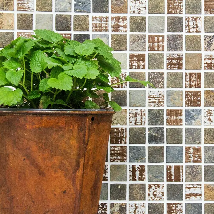 Mosaikfliese Quadrat Crystal Mix XCM CB 52 - 32,7 x 30,2 cm, Braun, Matt - Dekorative Pflanze in einem rustikalen Kupfertopf vor einem Mosaikhintergrund, ideal für eine gemütliche Inneneinrichtung.