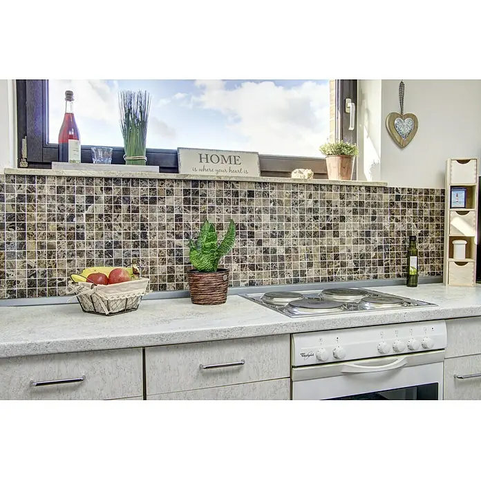 Mosaikfliese Quadrat MOS 32/2909 - 30,5 x 30,5 cm, Braun, Matt - Nahaufnahme einer Küche mit einem Whirlpool-Herd und einer Mosaikfliesen-Rückwand, die dem Raum einen Hauch von Eleganz verleiht.