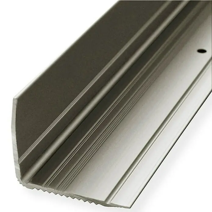 Floordirekt Treppenkantenprofil Integral 90 x 3 x 3,5 cm Champagner - Aluminium, Champagner - Nahaufnahme eines Aluminium-Treppenkantenprofils mit geriffelter Oberfläche für sicheren Halt und einer Bohrung zur einfachen Montage.