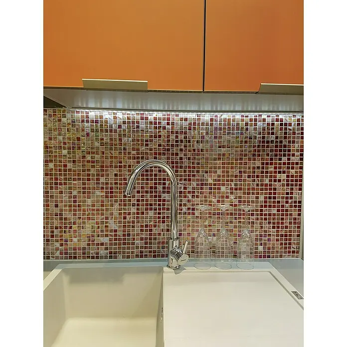 Mosaikfliese Quadrat Mix GM MRY 933 - 31,7 x 31,7 cm, Rot, Glänzend - Nahaufnahme einer Küchenspüle mit Wasserhahn und drei Weingläsern vor einem Mosaikhintergrund. Die Spüle ist sauber und hell.