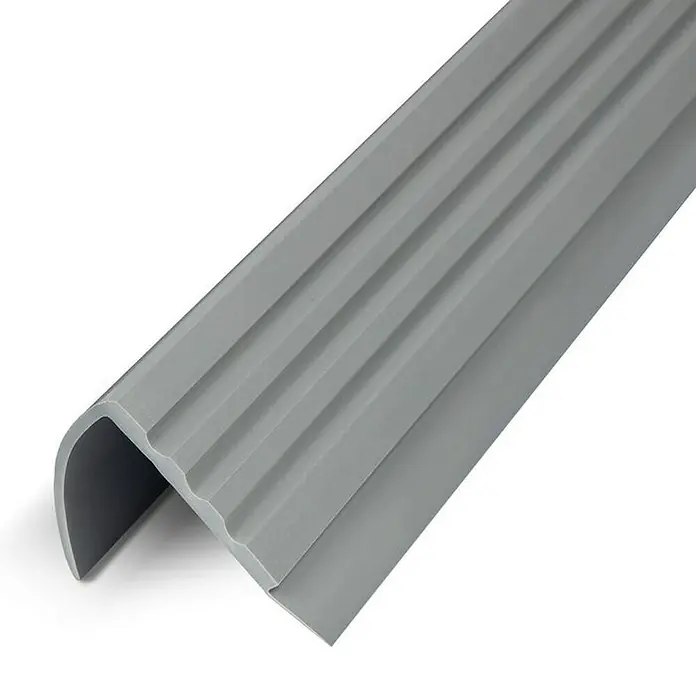 Floordirekt Treppenkantenprofil Michigan 120 cm Grau - Kunststoff, Grau, 120 x 4,2 cm - Graue Treppenkantenprofil aus PVC mit gerippter Oberfläche für mehr Sicherheit und Rutschfestigkeit. Schützt Treppenstufen und verhindert Unfälle.