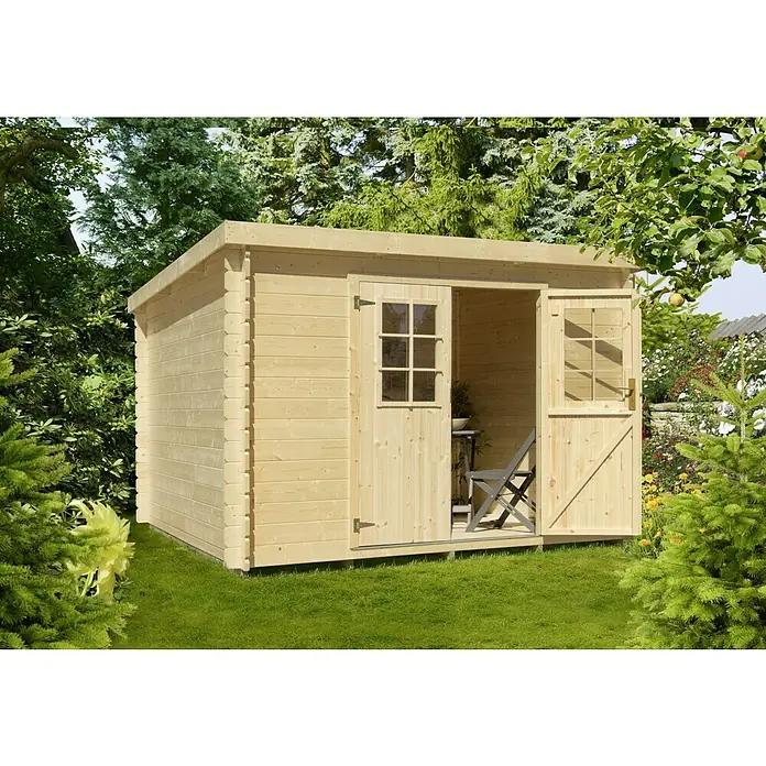 Kiehnholz Gartenhaus Espoo 477 - Außenmaß inkl. Dachüberstand (B x T): 232 x 214 cm, Holz, Natur - Ein helles Holzgartenhaus mit geöffneten Doppeltüren, umgeben von üppigem Grün, das einen einladenden Außenbereich bietet.