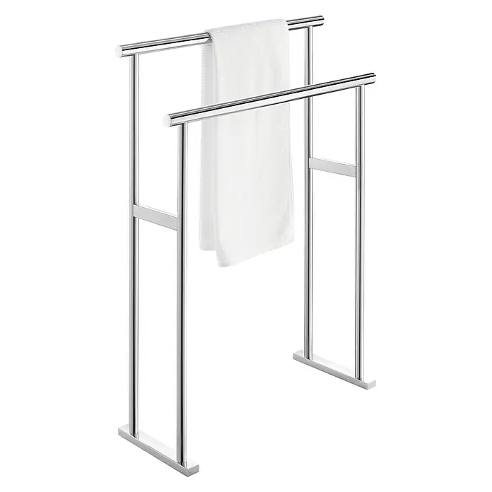Zack Scala Handtuchständer - Höhe: 80 cm, Edelstahl, Glänzend - Freistehender Handtuchhalter aus poliertem Chrom mit einem weißen Handtuch darüber.