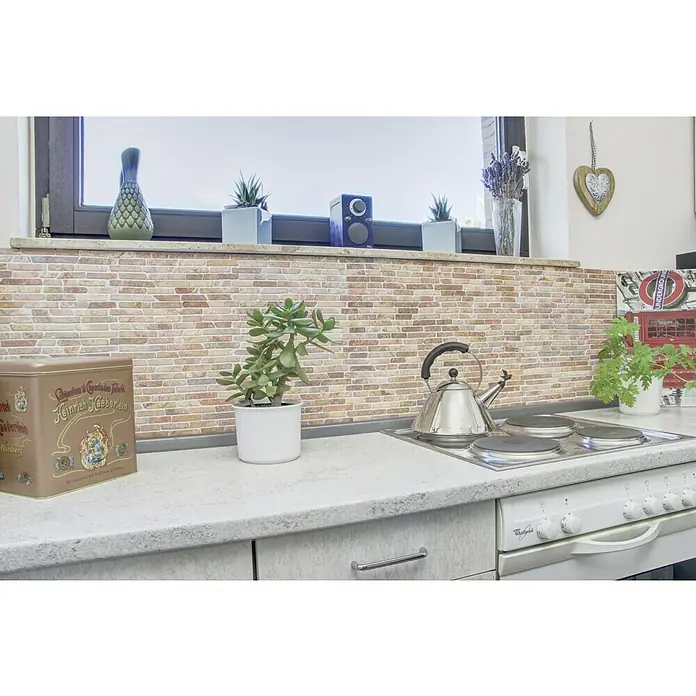 Mosaikfliese MOS BRICK 145 - 30,5 x 30,5 cm, Rot, Matt - Nahaufnahme eines Küchenbereichs mit einer Spüle, einem Herd und verschiedenen Dekorationsgegenständen.