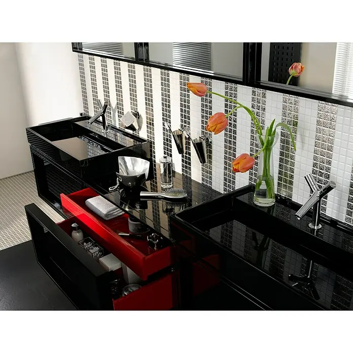 Mosaikfliese Quadrat Uni SB 393 - 33 x 30,2 cm, Silber, Glänzend - Ein luxuriöses Badezimmer-Interieur mit einem schwarzen Waschtisch und roten Schubladen, dekoriert mit Tulpen.