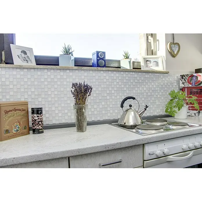 Selbstklebemosaik SAM 4CM32 - 30 x 30 cm, Mix Weiß, Glänzend - Küchenszene mit Mosaikfliesen-Wand, die der Küche eine elegante Note verleiht und gleichzeitig pflegeleicht ist.