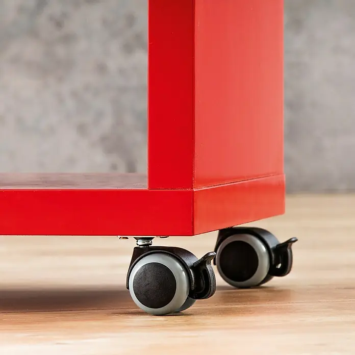 Stabilit Doppelrolle - Durchmesser Rollen: 50 mm, Traglast: 40 kg, Gleitlager, Mit Rückenloch und Feststeller, Durchmesser Rückenloch: 8 mm - Detailaufnahme eines roten Möbelstücks auf Rollen, das die Mobilität und das moderne Design des Produkts hervorhebt.
