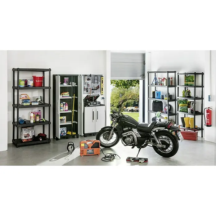 Regalux Kunststoffregal - H x B x T: 187 x 90 x 60 cm, Traglast pro Boden: 90 kg, Anzahl Böden: 5 Stk., Stecken, Schwarz - Aufgeräumte Garage mit viel Stauraum durch Regale und Schränke. Das Motorrad steht sicher im Raum.