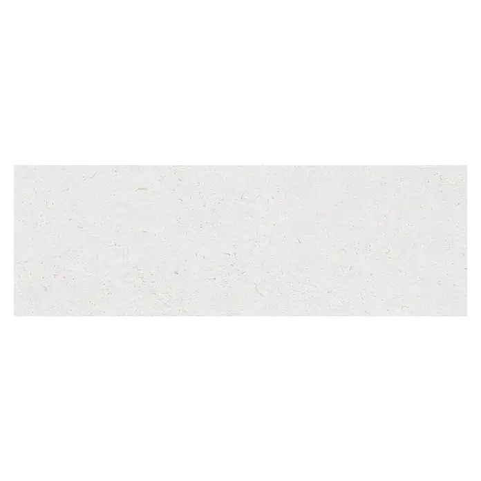 Revestimiento de pared Nomad - 30 x 90 cm, Lino, Rectificado - Primer plano de una baldosa de travertino pulido en un tono blanco crema claro, que muestra sutiles patrones y texturas naturales.