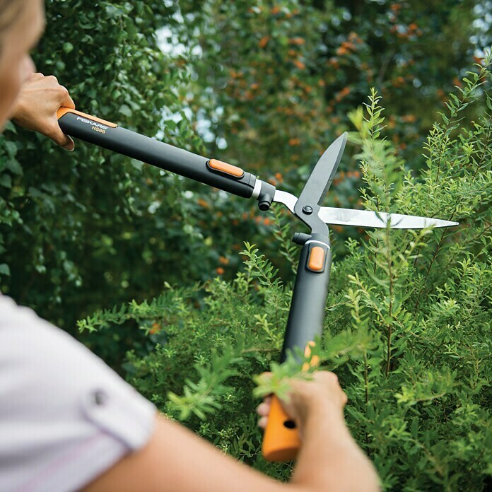 Fiskars Smartfit Teleskop-Heckenschere HS86Verstellbar: 68 - 93 cm, Antihaftbeschichtet Use Shot