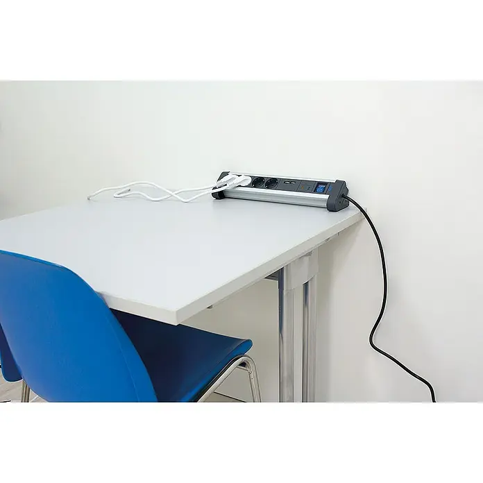 as-schwabe Steckdosenleiste - 4-fach, Schwarz, Kabellänge: 1,5 m, IP20, Mit Schalter - Eine Tischsteckdose mit mehreren Anschlüssen, inklusive USB, steht auf einem Tisch, Kabel sind angeschlossen.
