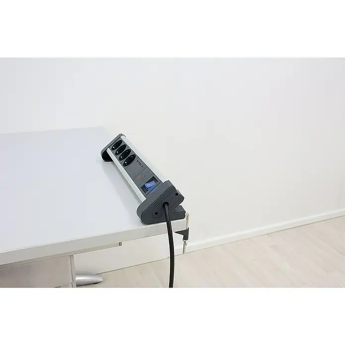as-schwabe Steckdosenleiste - 4-fach, Schwarz, Kabellänge: 1,5 m, IP20, Mit Schalter - Eine Tischsteckdose mit vier Steckplätzen, zwei USB-Anschlüssen und einem Schalter, die an einer Tischplatte befestigt ist.