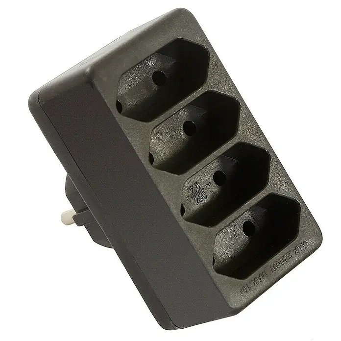 as-schwabe Steckdosenleiste - 2-fach, Schwarz, IP20 - Eine Nahaufnahme einer schwarzen Mehrfachsteckdose mit drei Steckplätzen und einem Stecker an der Seite.