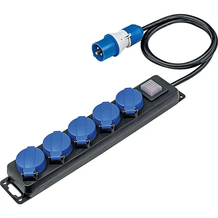 as - Schwabe 5-fach CEE Steckdosenleiste mit Schalter 4,5m H07RN-F 3G1,5 IP44 -  - Ein 5-fach Stromverteiler mit blauen Schutzkontaktsteckdosen und einem roten Schalter, ideal für Werkstatt oder Baustelle.