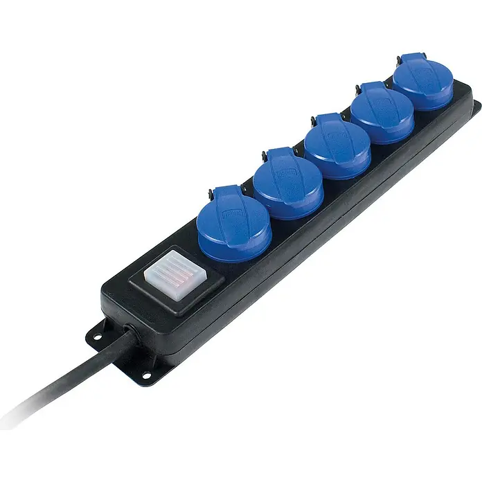 as - Schwabe 5-fach CEE Steckdosenleiste mit Schalter 4,5m H07RN-F 3G1,5 IP44 -  - Eine schwarze Stromleiste mit fünf blauen Steckdosen und einem weißen Schalter, ideal für den Einsatz in Werkstätten oder im Freien.