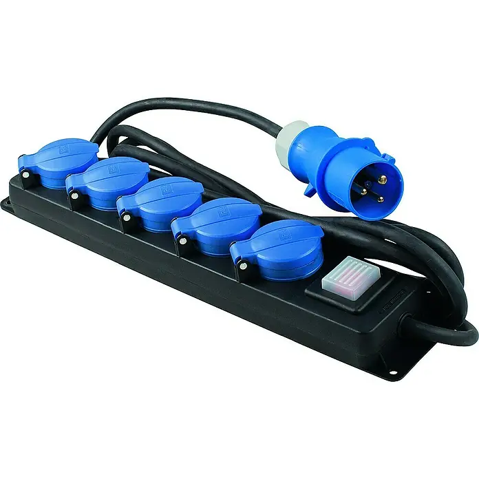 as - Schwabe 5-fach CEE Steckdosenleiste mit Schalter 4,5m H07RN-F 3G1,5 IP44 -  - Eine schwarze Mehrfachsteckdose mit fünf blauen Schutzkontaktsteckdosen und einem blauen CEE-Stecker mit schwarzem Kabel.