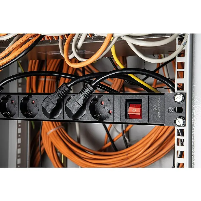 as-schwabe Steckdosenleiste - 8-fach, Schwarz, Kabellänge: 3 m, IP20, Mit Schalter - Nahaufnahme einer Stromleiste mit eingesteckten Netzkabeln in einem Serverschrank, umgeben von Datenkabeln.