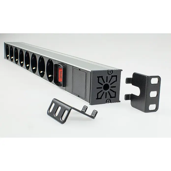 as-schwabe Steckdosenleiste - 7-fach, Schwarz, IP20, Mit Schalter - Eine silberfarbene Rack-Steckdosenleiste mit mehreren Steckdosen, einem roten Schalter und zwei schwarzen Montagehalterungen zur Rackmontage.