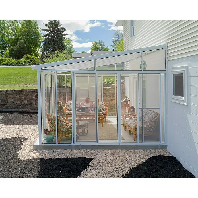 Palram – Canopia Wintergarten San Remo - B x T x H: 4,25 x 4 x 3,1 m, Verkehrsweiß - Geräumiger Wintergarten mit Glaswänden und gemütlichen Korbmöbeln für entspannte Stunden im Freien. Natürliches Licht durchflutet den Raum.