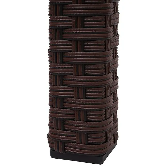 Proregal Gartentisch Poly-Rattan Tisch - L x B x H: 75 x 120 x 71 cm, Eckig, Braun - Detailaufnahme eines braunen, geflochtenen Möbelbeins, das eine rustikale und handwerkliche Ästhetik ausstrahlt.