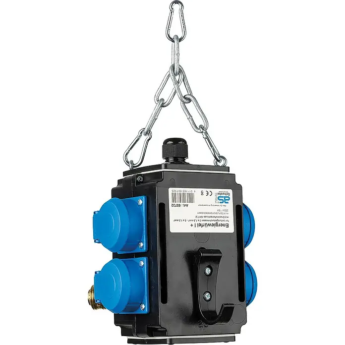 as-schwabe Steckdosenball - 4-fach, Schwarz, IP44 - Aufgehängter, schwarzer Energiewürfel mit blauen Steckdosen und Kettenaufhängung für flexible Stromversorgung.