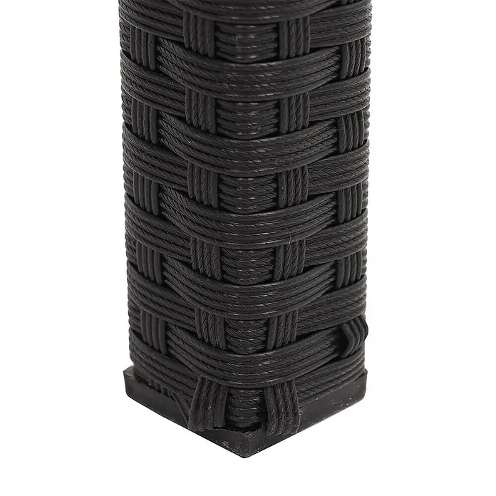 Proregal Gartentisch Poly-Rattan Tisch - L x B x H: 75 x 120 x 71 cm, Eckig, Schwarz - Nahaufnahme von der schwarzen Rattanbein eines Möbelstücks. Das geflochtene Design betont die Handwerkskunst.