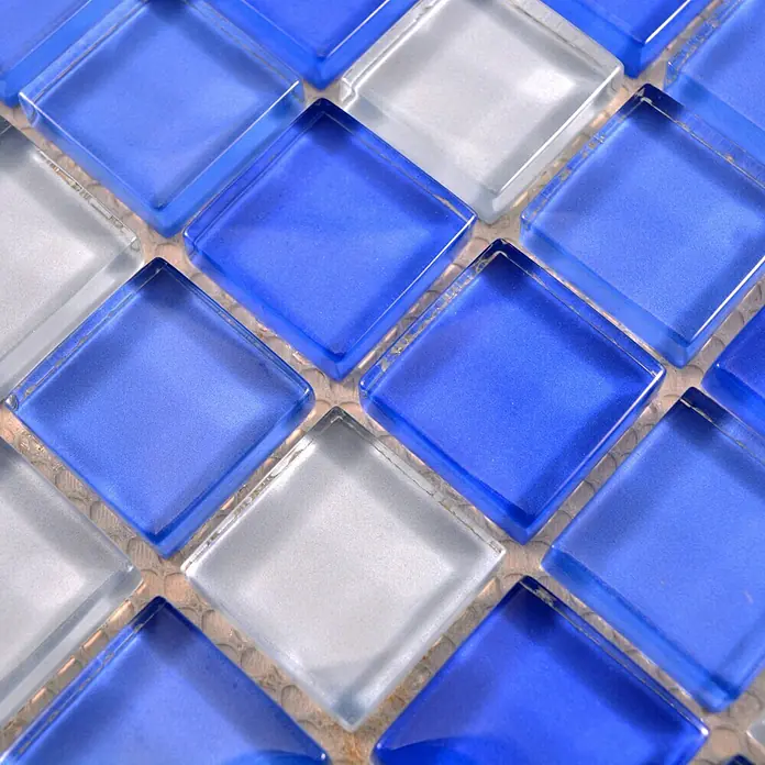 Mosaikfliese Quadrat Crystal Mix XCM 8222 - 32,7 x 30,2 cm, Blau, Glänzend - Nahaufnahme von blauen und weißen Glasmosaikfliesen, ideal für Badezimmer- oder Küchenrückwände, die eine stilvolle und moderne Oberfläche bieten.